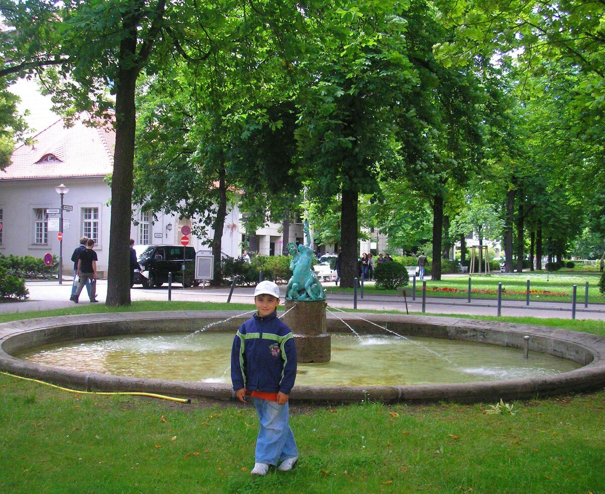 Антон на территории клиники Шарите через четыре дня после операции (фото автора)