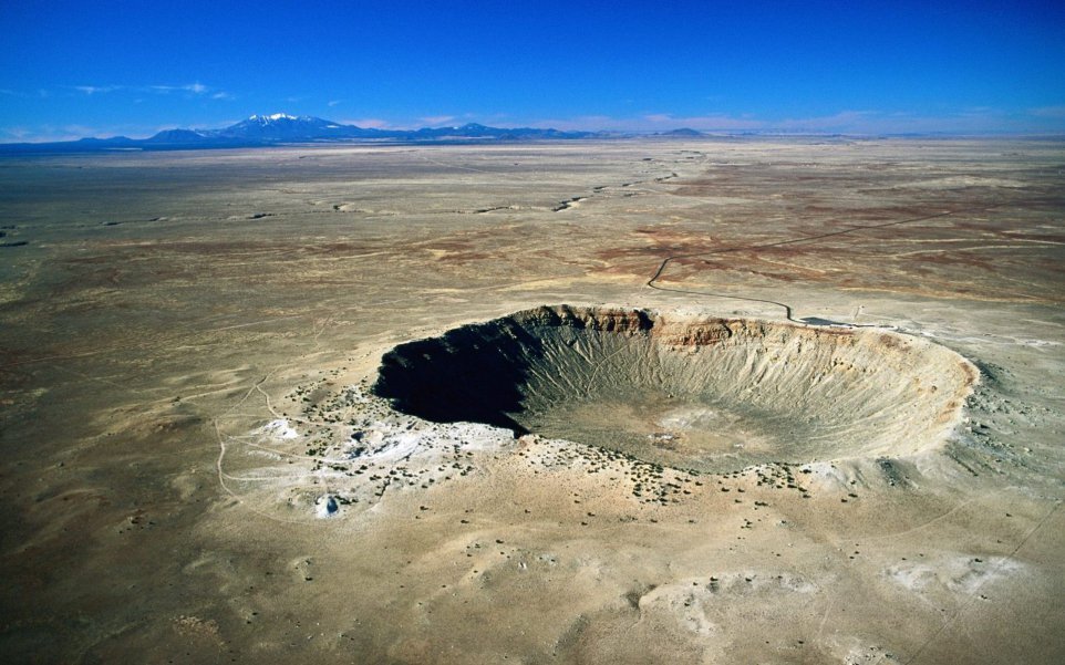 Фото из открытого источника. Аризонский кратер. Такой кратер, шириной, 1,2 км, оставил 50-метровый метеорит 50 тысяч лет назад