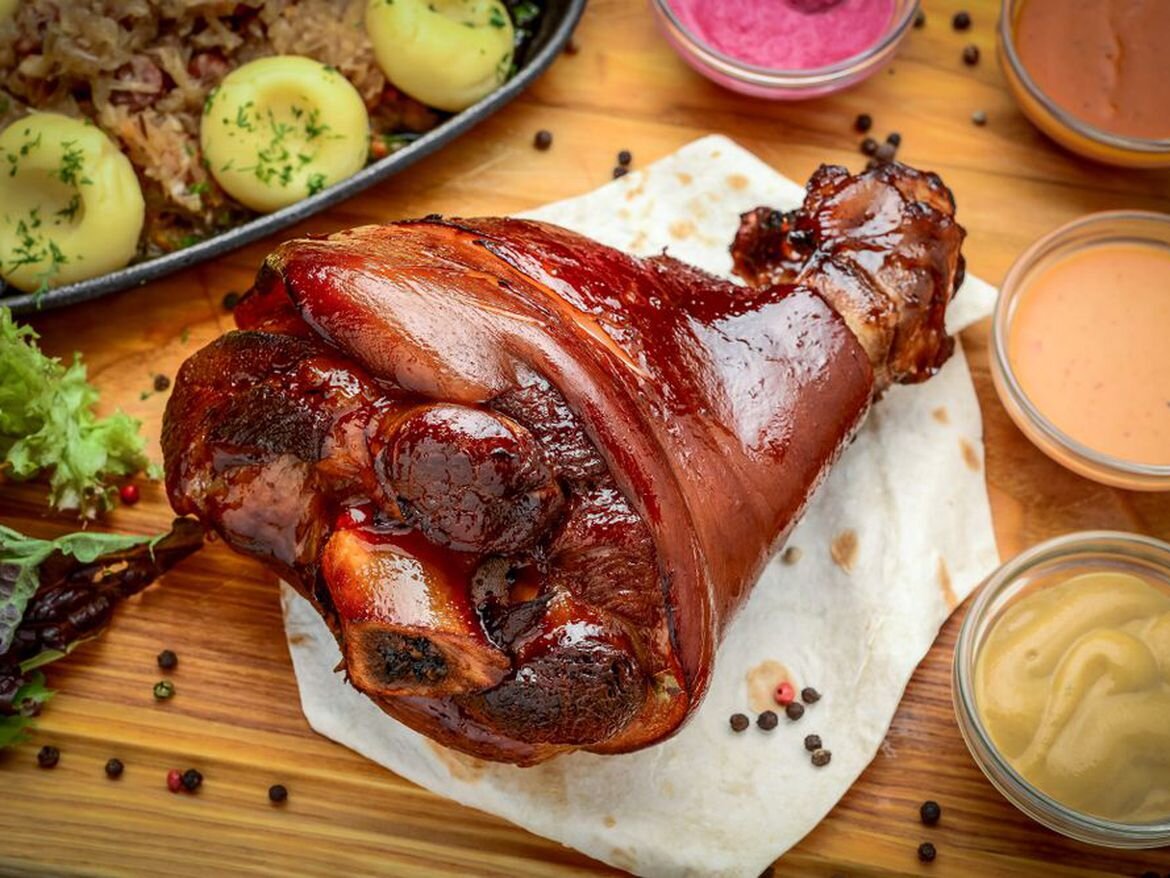 Как приготовить свиную рульку — вкусные домашние рецепты, запечённых в духовке свиных ножек