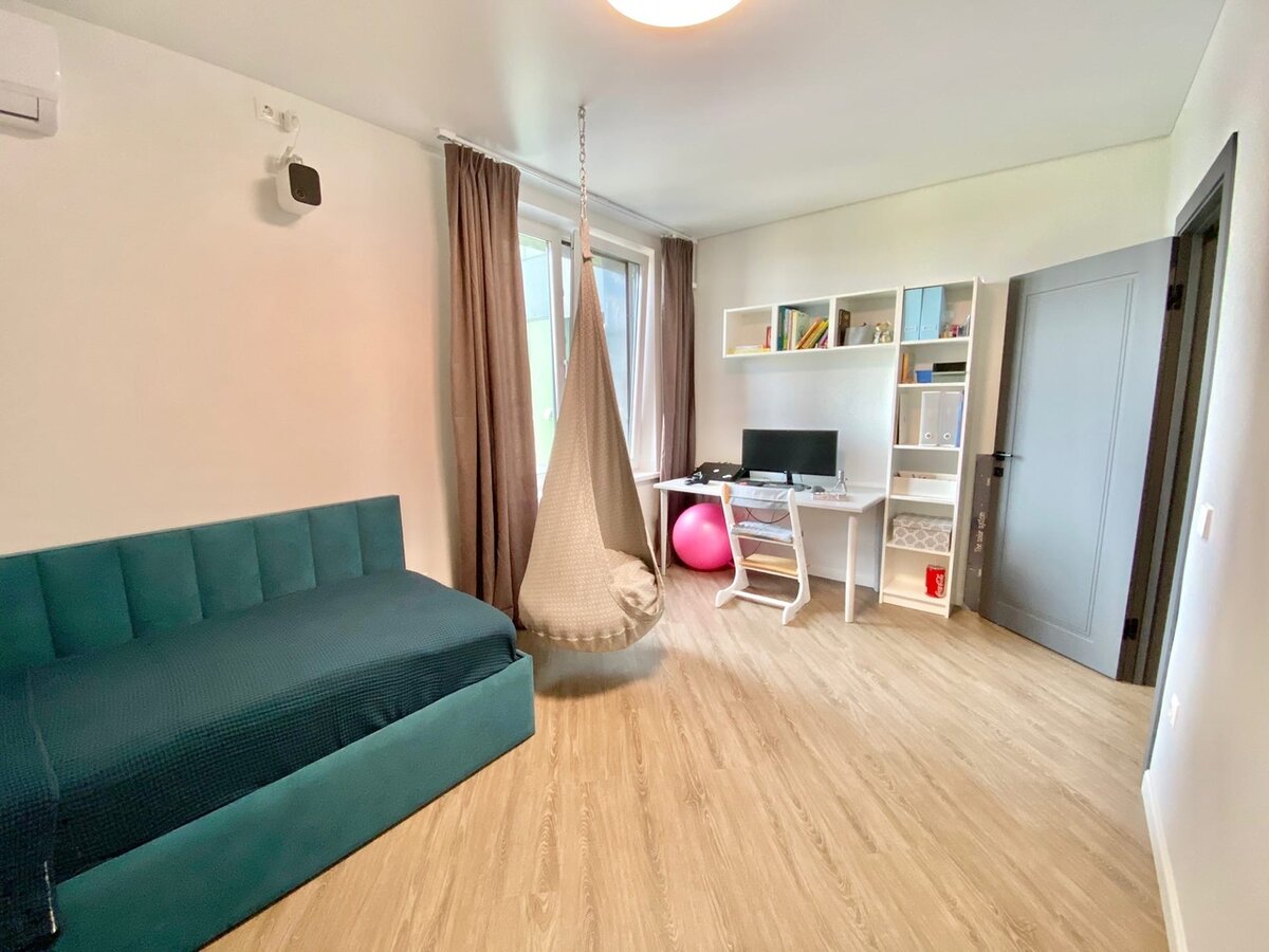 Просторная жилая комната