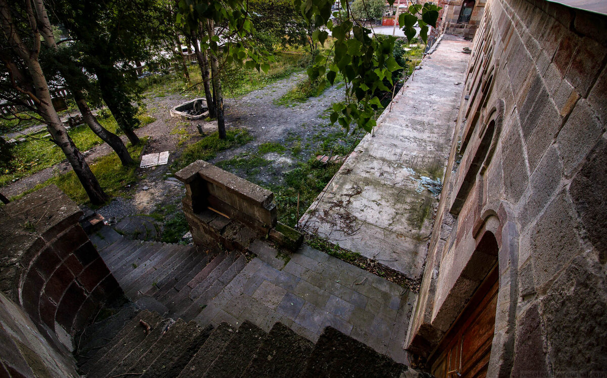 Дорожки немного в запустении.