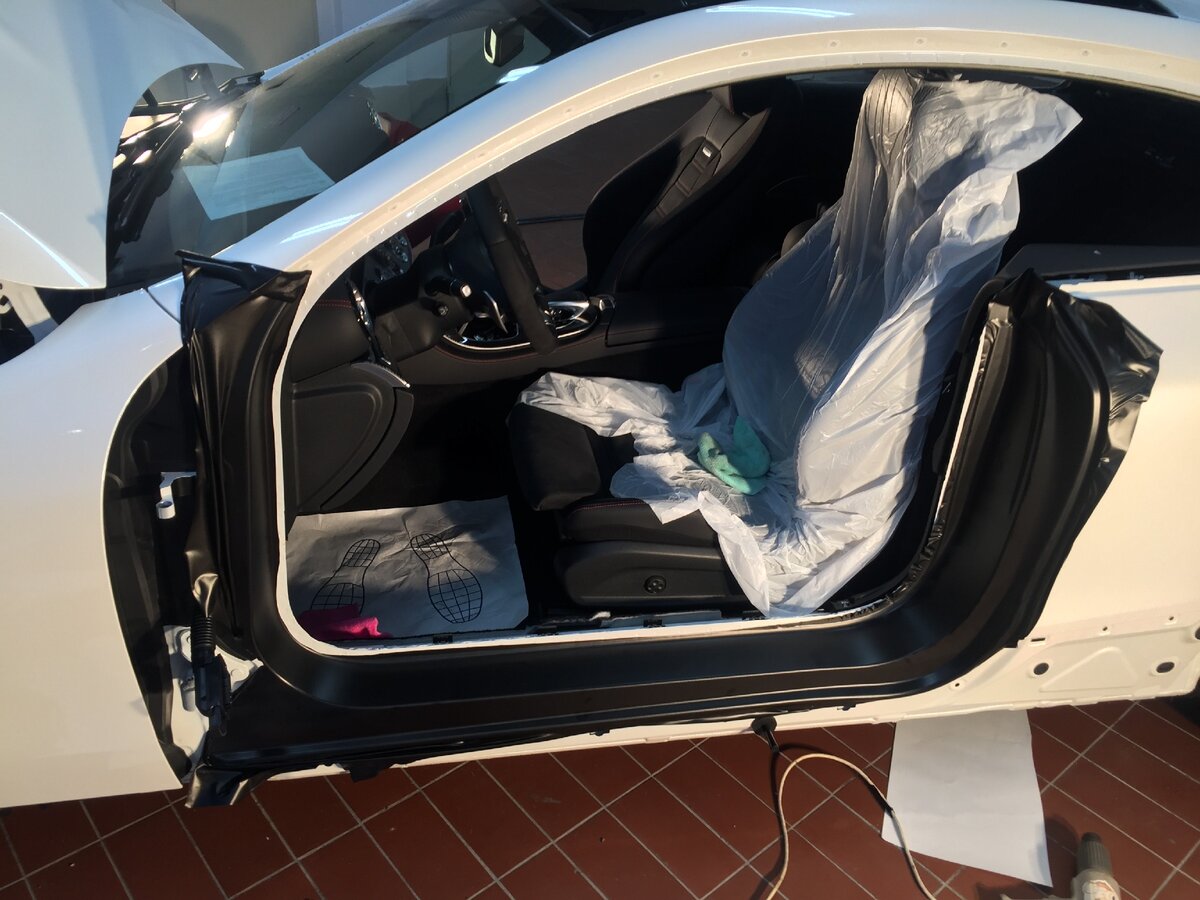 Вот так выглядит процесс оклейки проема, именно для этого сняли двери