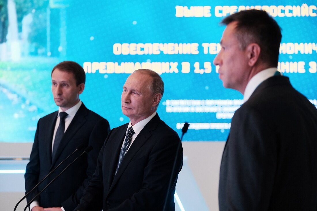 © СИБУР / sibur.ru (Председатель правления ПАО «СИБУР Холдинг» Дмитрий Конов представляет проект АГХ Президенту РФ Владимиру Путину на Восточном экономическом форуме в 2019 году)