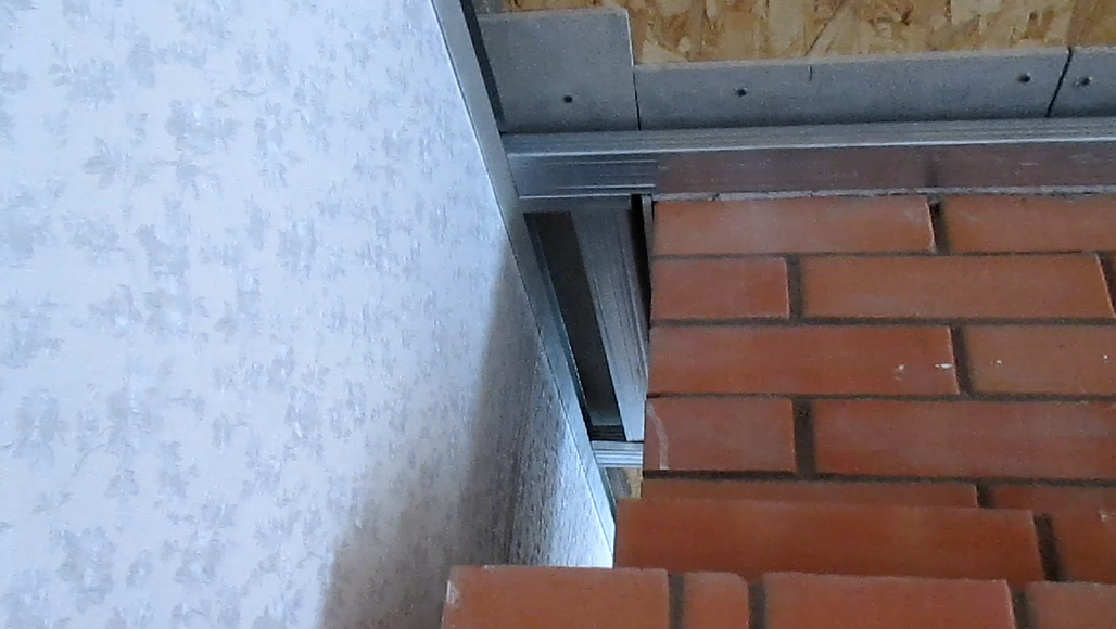 Монтирую профили непосредственно вокруг трубы.