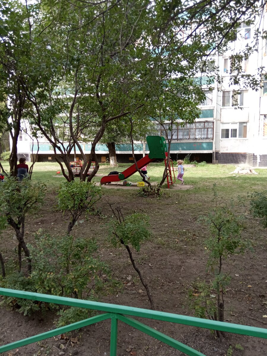 Та самая площадка со странной мамочкой