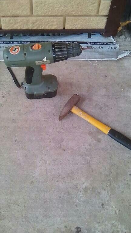 Фото автора. Что лучше шуруповёрт или молоток?