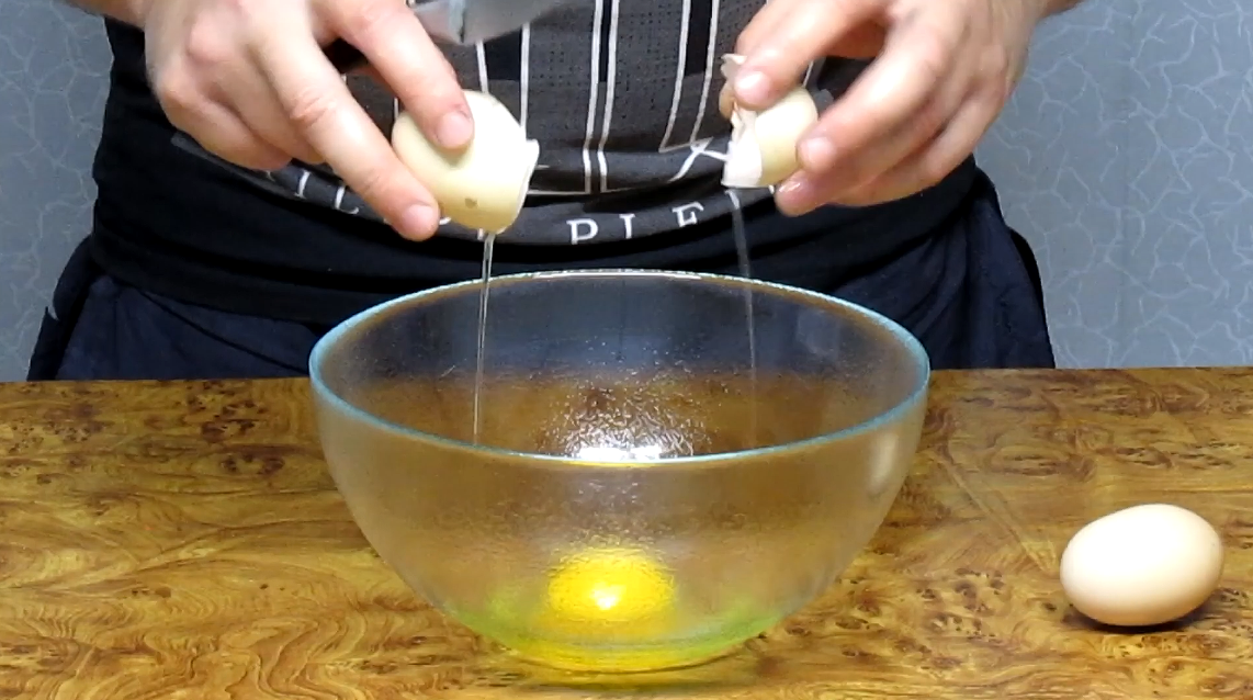 Для французского омлета в миску разбиваем 2 - 3 яйца  