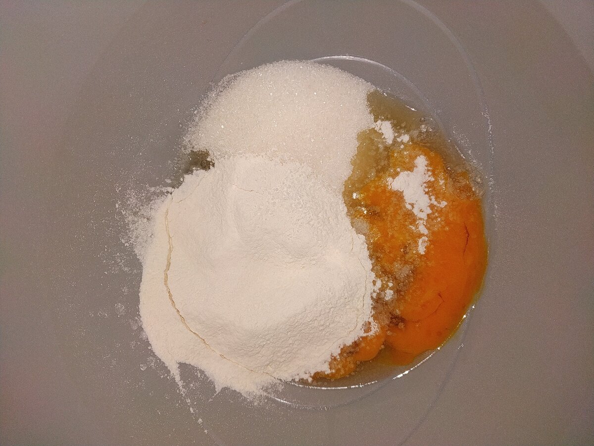 3 яйца, яблоко 3 шт, мука 130 гр, сахар 130 гр, щепотка соли, разрыхлитель 0.5 ч.л
