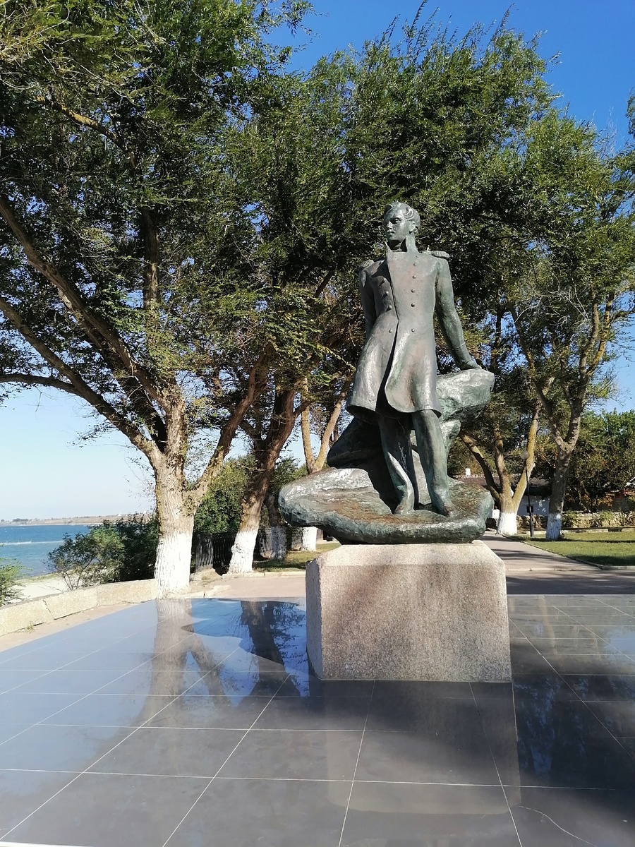 Смотрит Михаил Юрьевич на запад, вероятно, в сторону Петербурга, и на море. 