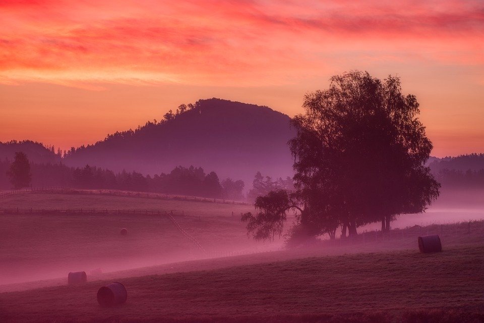 https://cdn.pixabay.com/photo/2020/09/15/08/05/sunrise-5572962_960_720.jpg