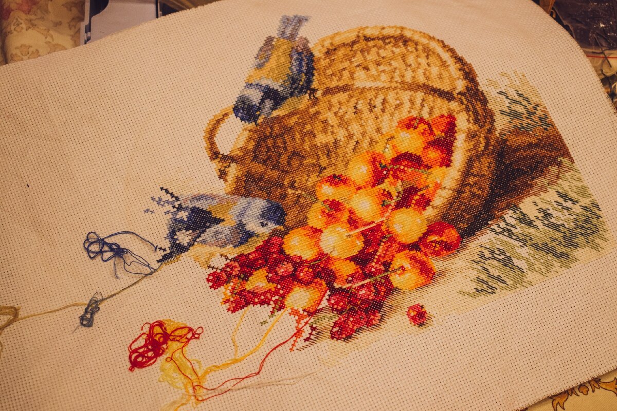 Вышивальный процесс "Синички и черешня"