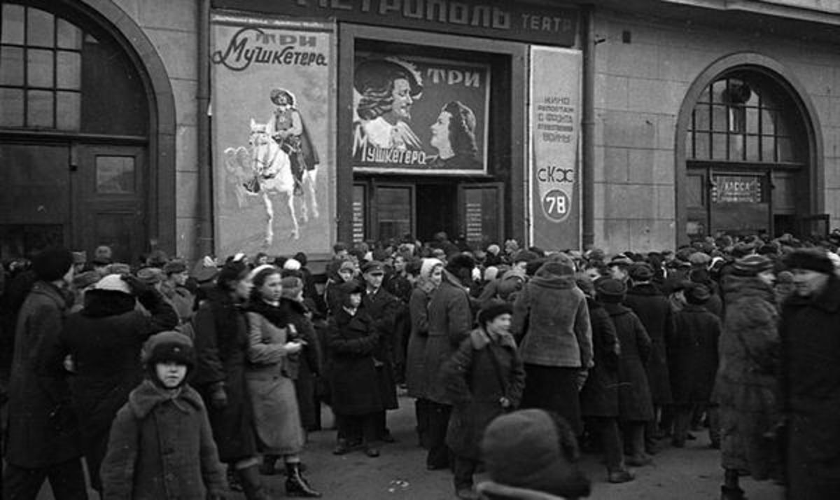 Кинотеатр "Метрополь", 1940-е. Источник https://pbs.twimg.com/media/Ee7WhTtXYAwOtyE.jpg.