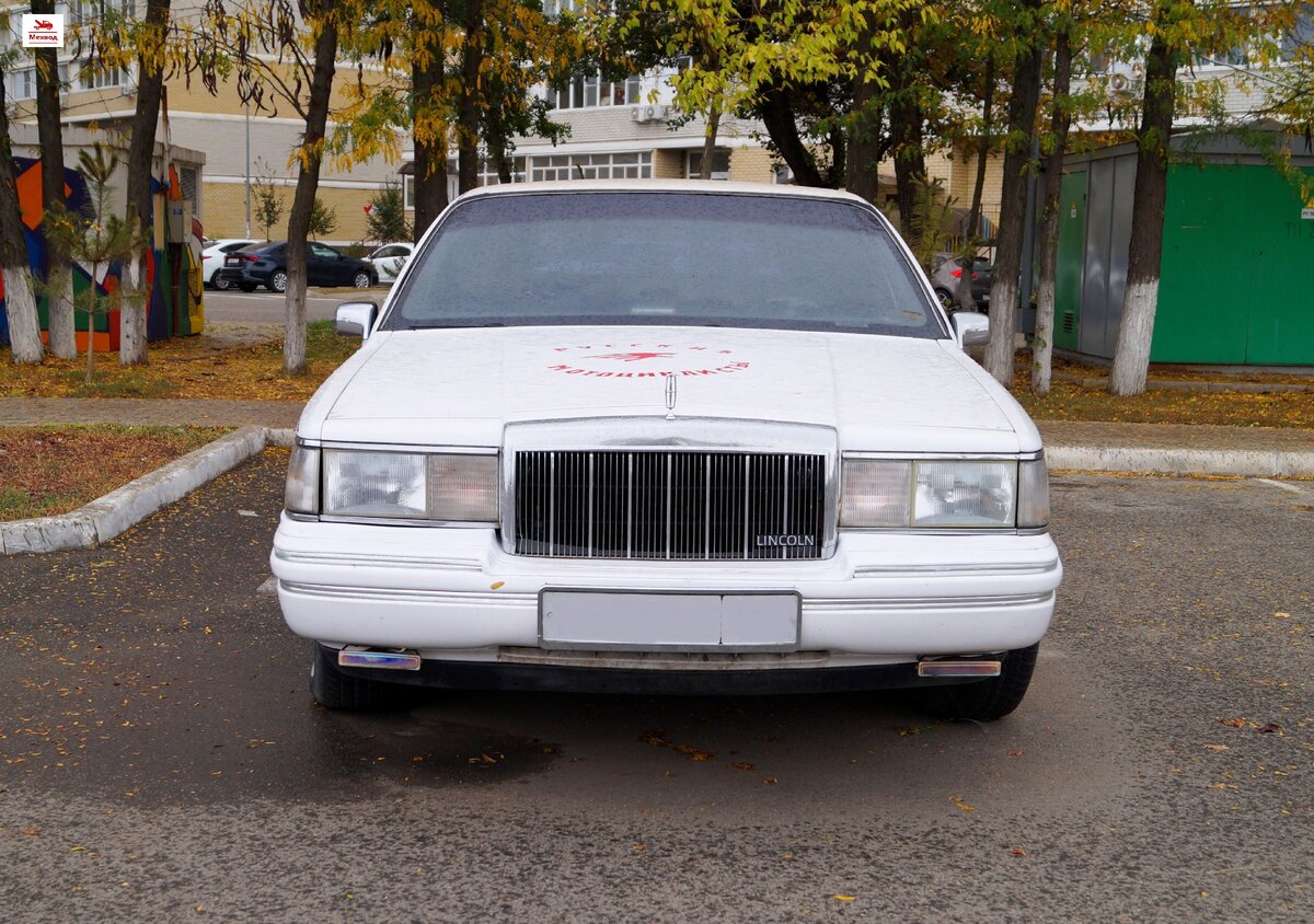 Вид спереди автомобиля Lincoln Town Car второго поколения 