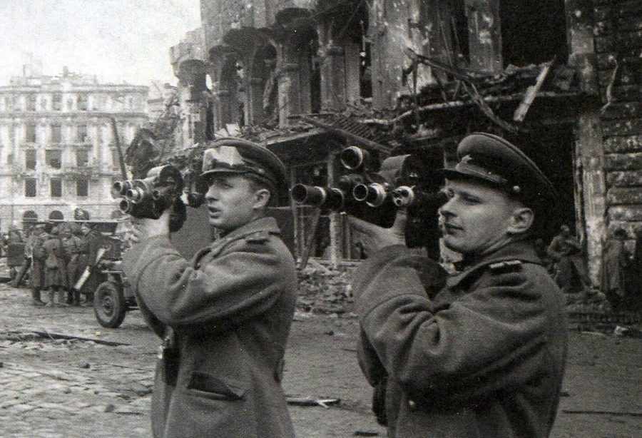 Ольга ландер фотокорреспондент. Фронтовые кинооператоры великой отечественной войны. Фронтовые корреспонденты великой отечественной. Кинооператоры-фронтовики в. Военные корреспонденты 1941-1945.