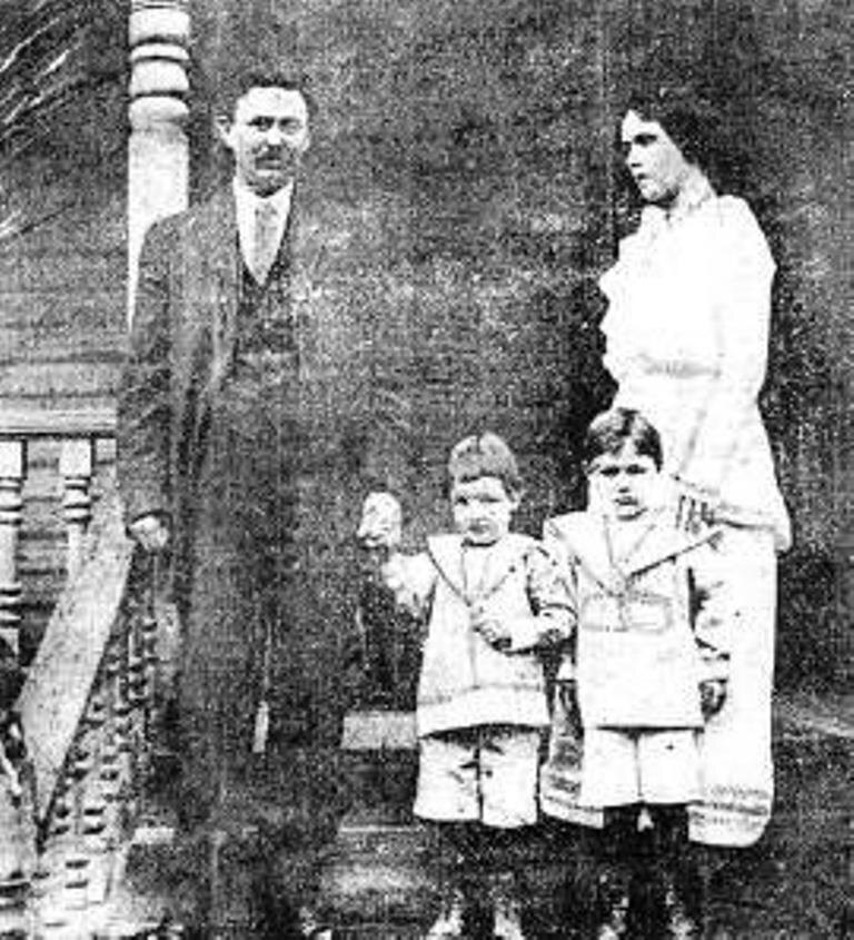 Перси и Лесси Данбар с двумя детьми