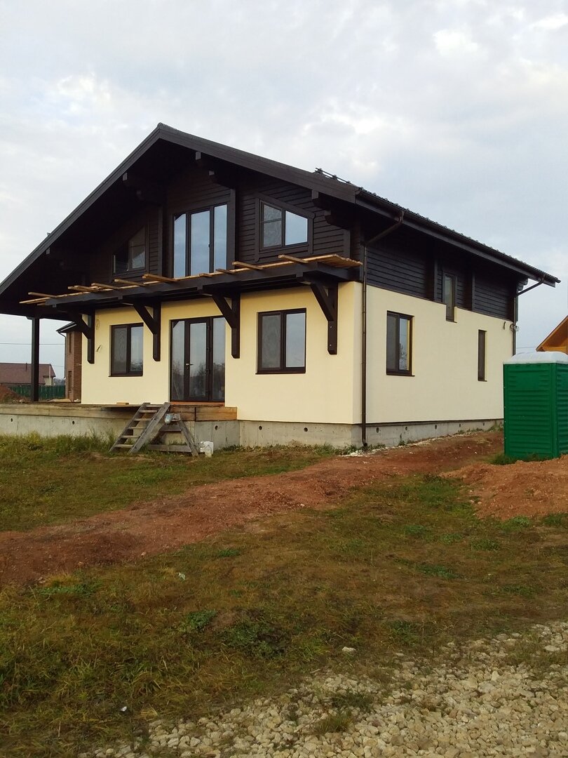 Комбинированный дом соседа на против.