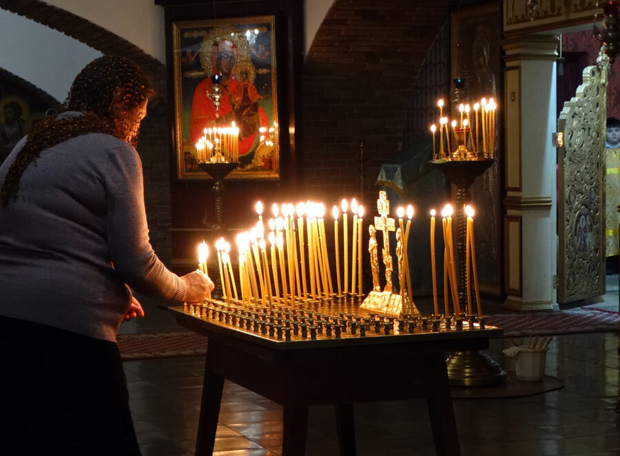 6 января можно идти в церковь. Люди идут в храм фото. Праздник в храме рождества христова. 6 января можно идти в церковь. Вертеп храма христа спасителя рождественский.
