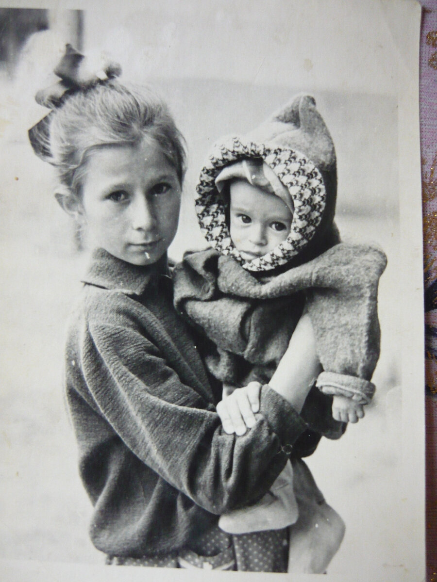 Фото из семейного архива. Я и братик Юра. 1960 год.