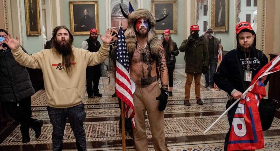 Главное фото января – шаман в Капитолии