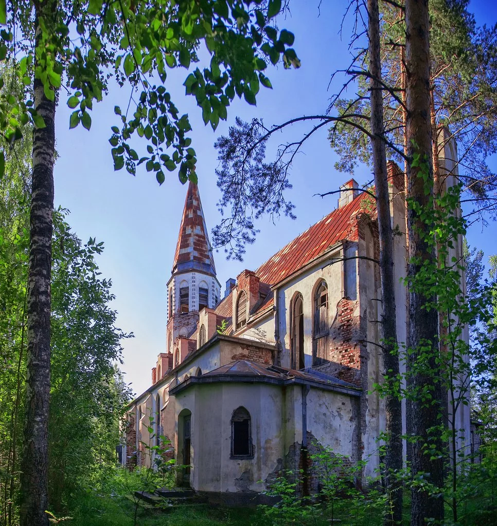 Заброшенная кирха. Заброшенная лютеранская церковь. Католический собор каменка саратовская. Заброшенная кирха. Кирха лахденпохья лумиваара.