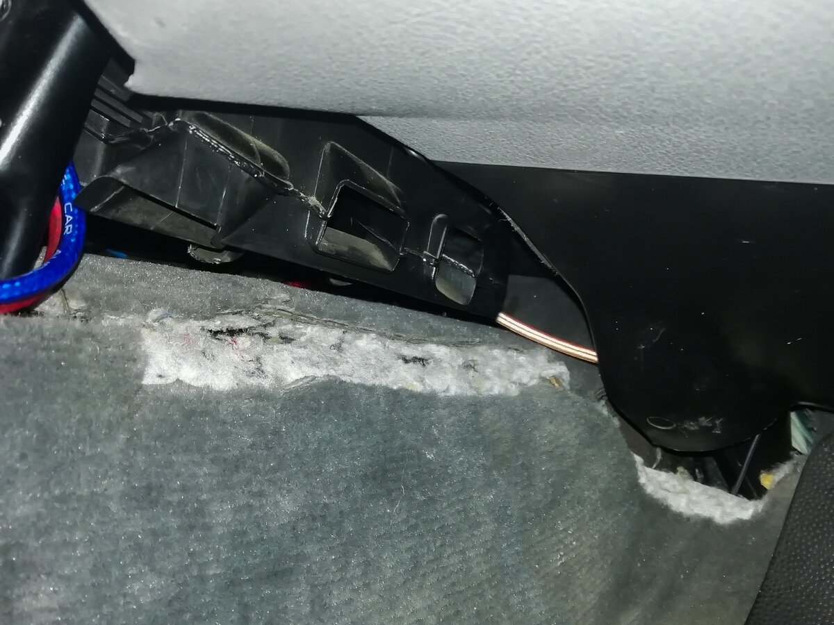 Воздушные потоки идут в 3х разных направлениях. Так должна обдуваться вся зона ног (обдув со стороны пассажира)