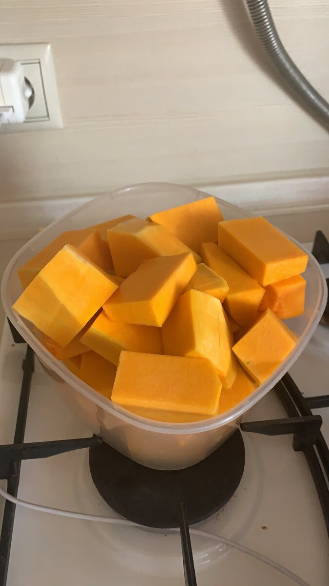 Я использовала тыкву баттернат, и паста получилась сладковатой, так что лучше берите мускат