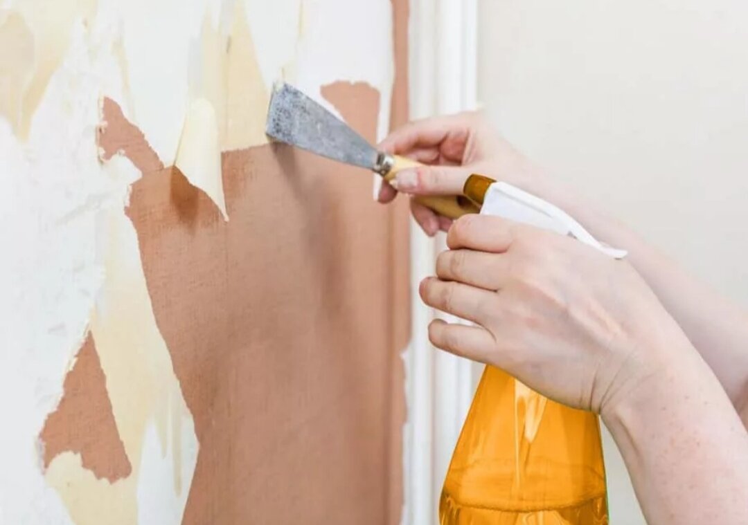 Демонтаж старых обоев влажным способом