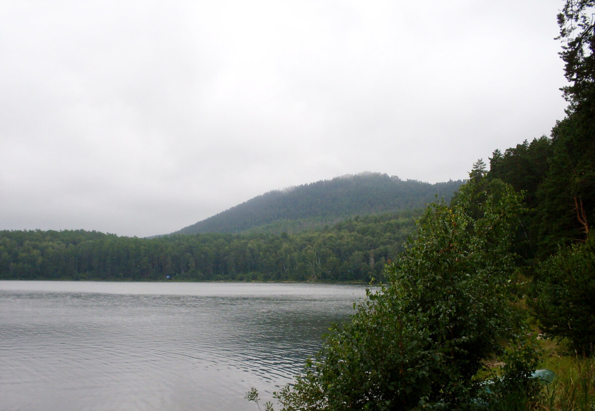 озеро Аракуль с чистой, прозрачной водой - отличное место для отдыха