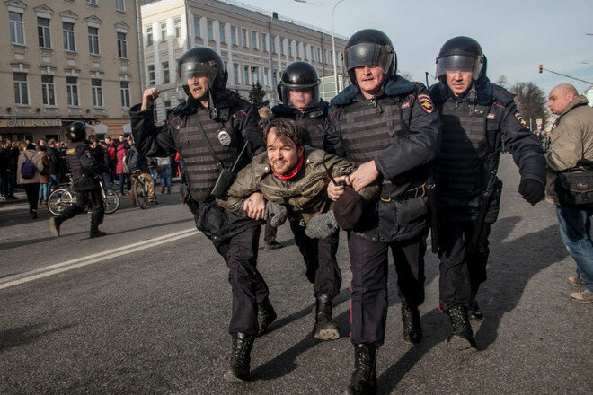 Может, говоря о вдохновенных лицах, Макфол имел в виду ОМОН?