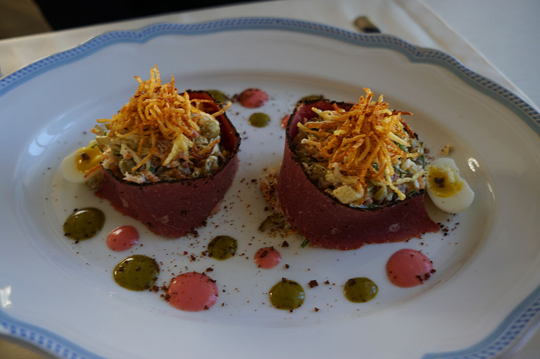 Ресторан "Московское небо" на ВДНХ. Оливье с пастрами (470Р)