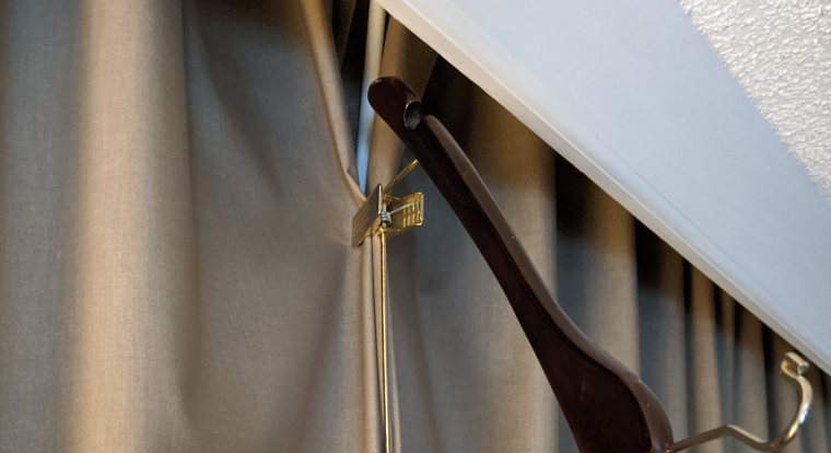 Вешалка для юбок и брюк поможет закрыть окно. Источник фото: Twitter