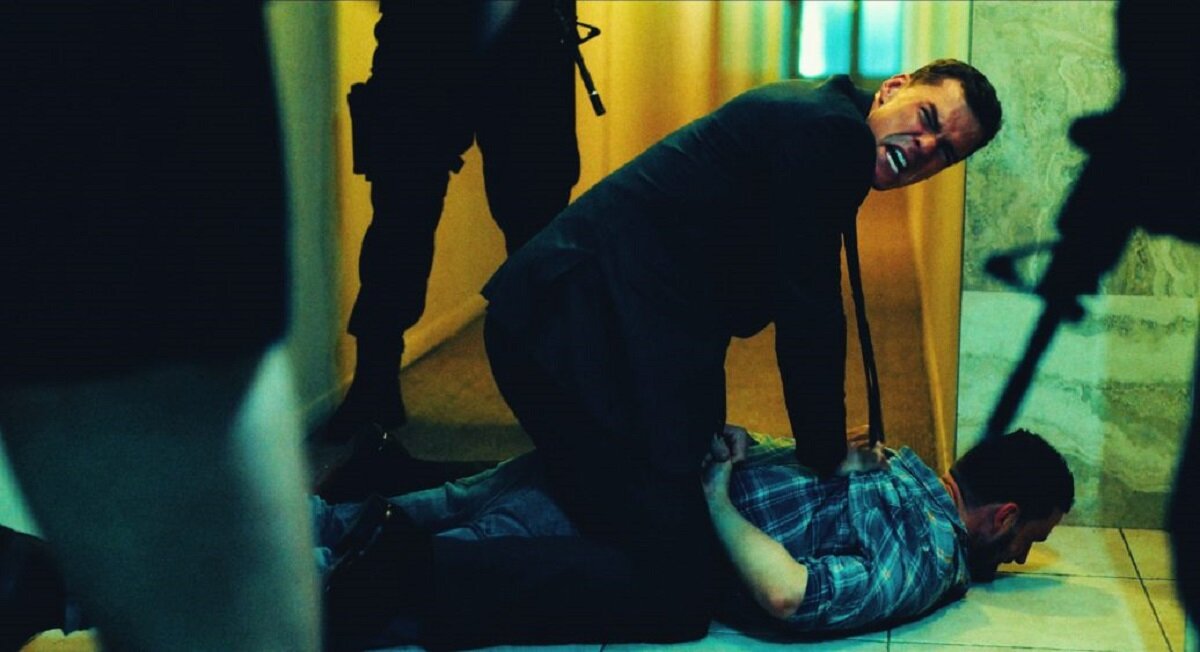 Уверен, все фанаты последних "Черепашек-ниндзя" (дилогия 2014-16 гг.) узнали в этом злющем агенте  (Алан Ричсон, он же режиссёр "Цикады 3301") своего любимчика Рафаэля... Или нет? 