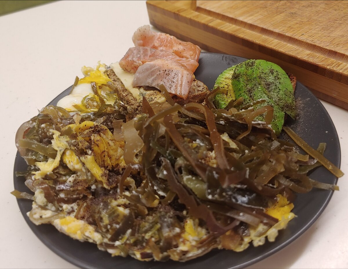 Я добавила еще немного рыбки и авокадо.