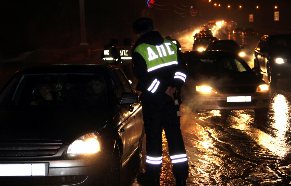 Имеют ли право инспекторы ГИБДД останавливать ночью в неосвещенном месте?