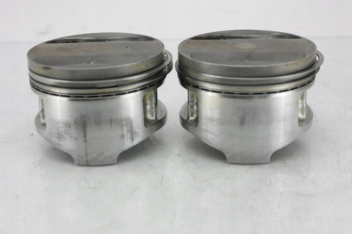 Установленные поршневые кольца.