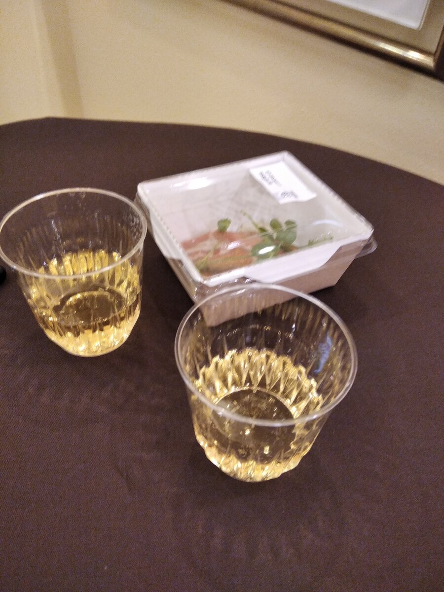 Стаканчики пластиковые, бутер в бумажном контейнере