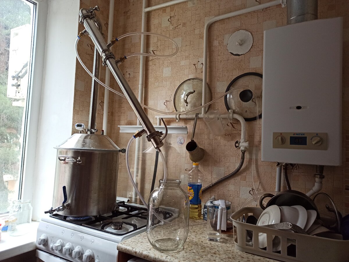Погон самогона на газовой плите