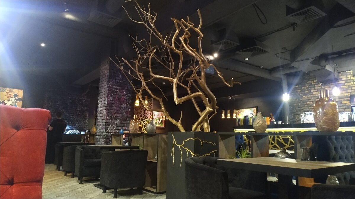 Деревья в зале - это какой-то новый тренд?