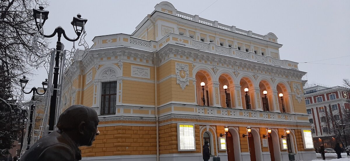 Большая Покровская, 13.  Нижегородский государственный академический театр драмы имени М. Горького  и памятник . Январь 2021 г.