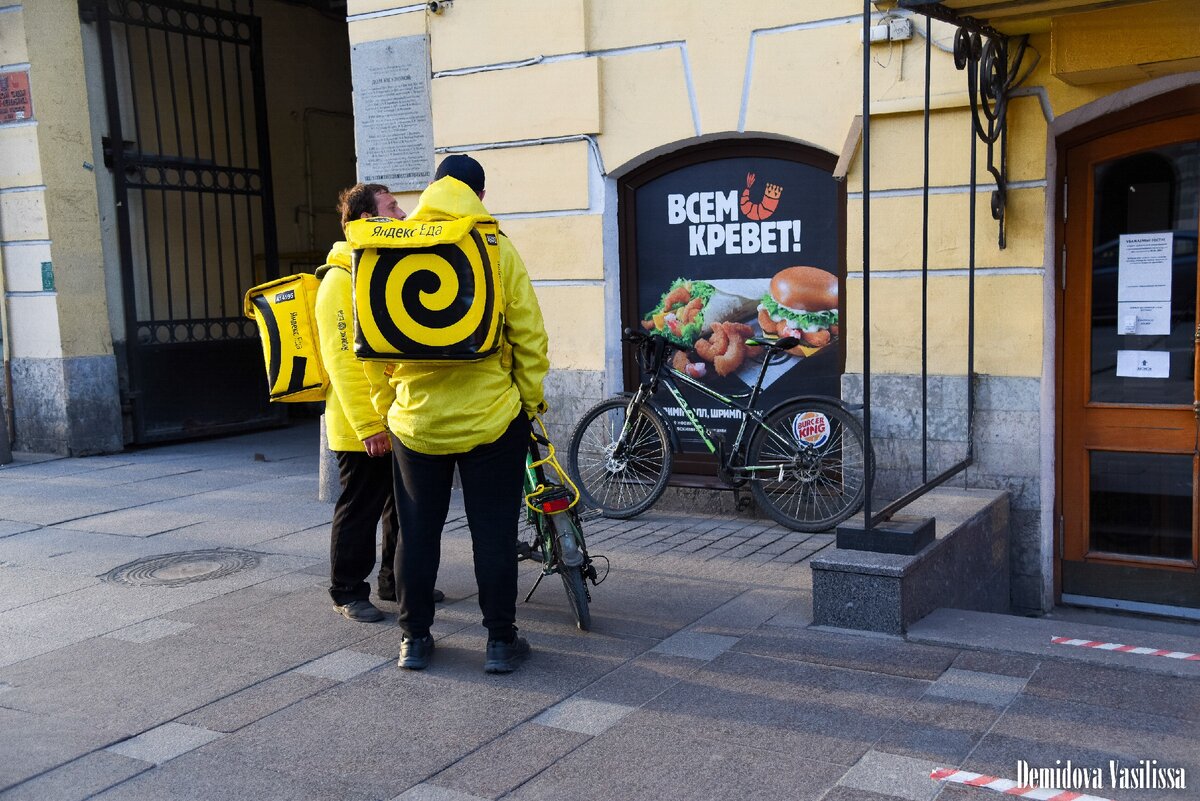 Курьеры на Невском пр. Фотограф Василиса Демидова.