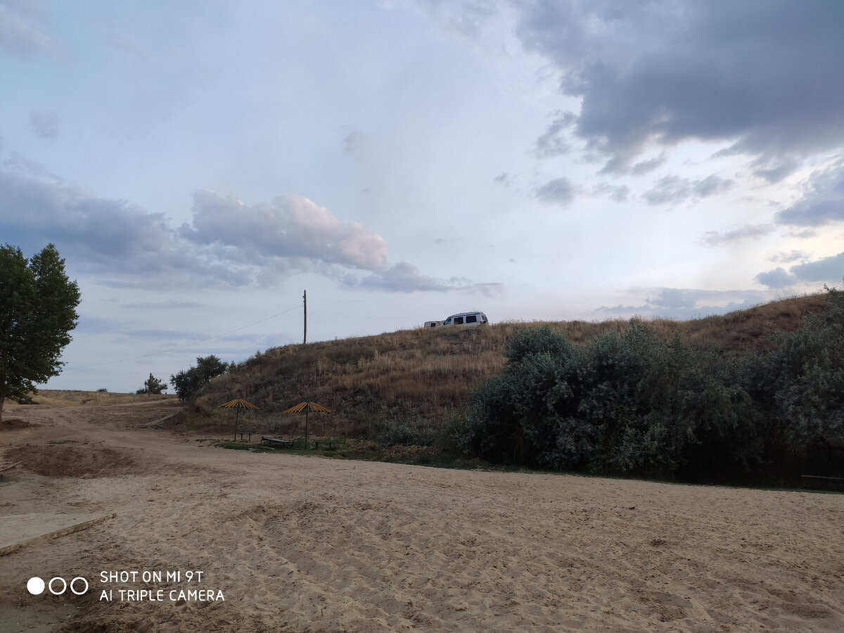 Вид на стоянку снизу от реки