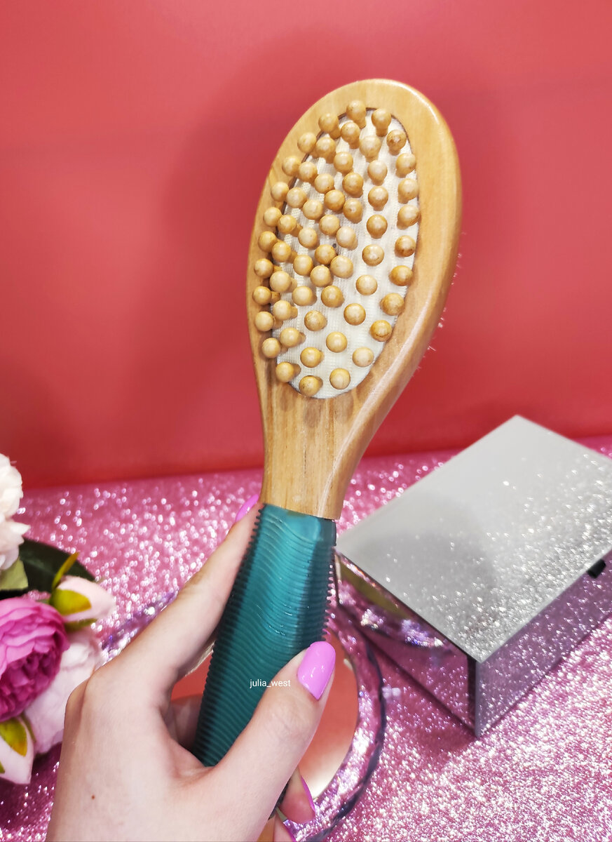 С обратной стороны есть массажер.