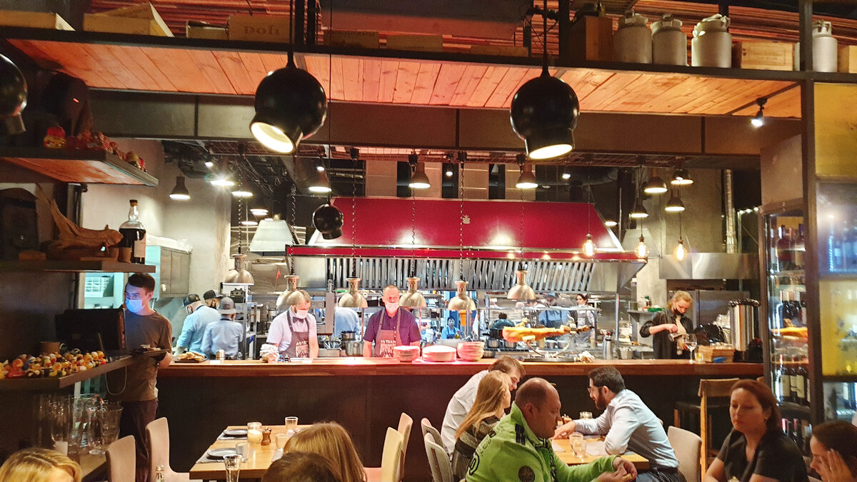 Вид на открытую кухню. Кругом экшОн