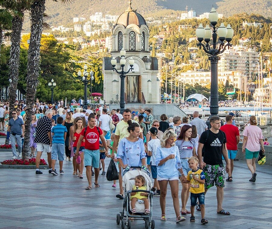 Ситуация в ялте на сегодняшний день. Ялта Ялта набережная 2021. Ялта набережная август 2020. Набережная Ялта туристы. Набережная Ялты 2020.