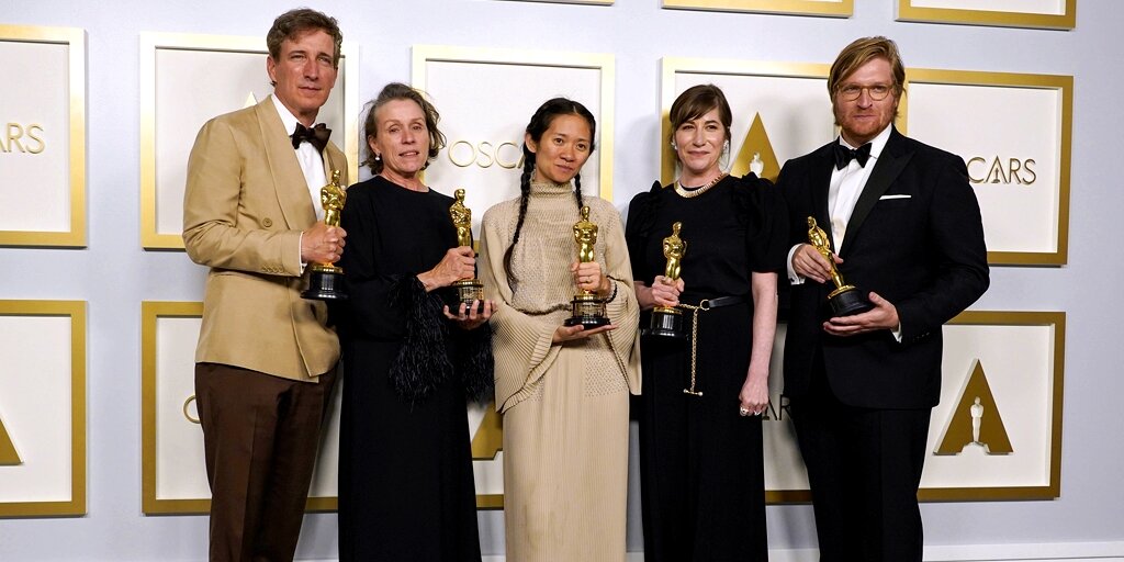 актриса Фрэнсис Макдорманд и режиссер Хлоя Чжао лауреаты премии "Оскар"