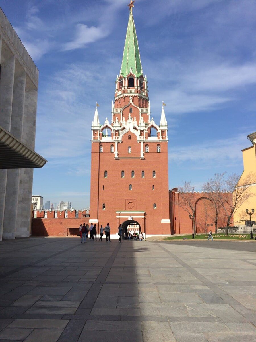 Восмидесяти метровая Троицкая башня является самой высокой из башен. Оказывается на данный момент используется как хранилище музыкальных инструментов кремлевского оркестра.