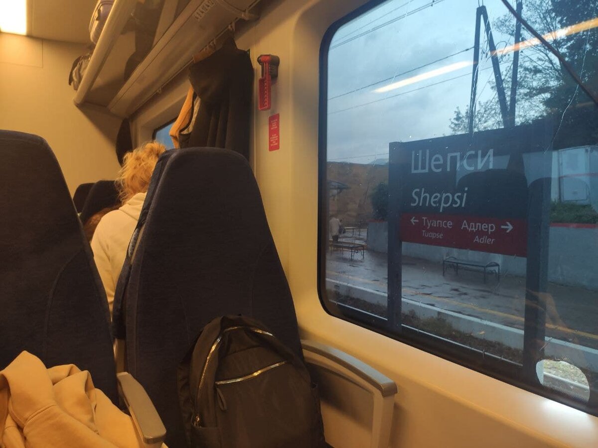 народу, кстати, много. Летом лучше брать заранее билеты