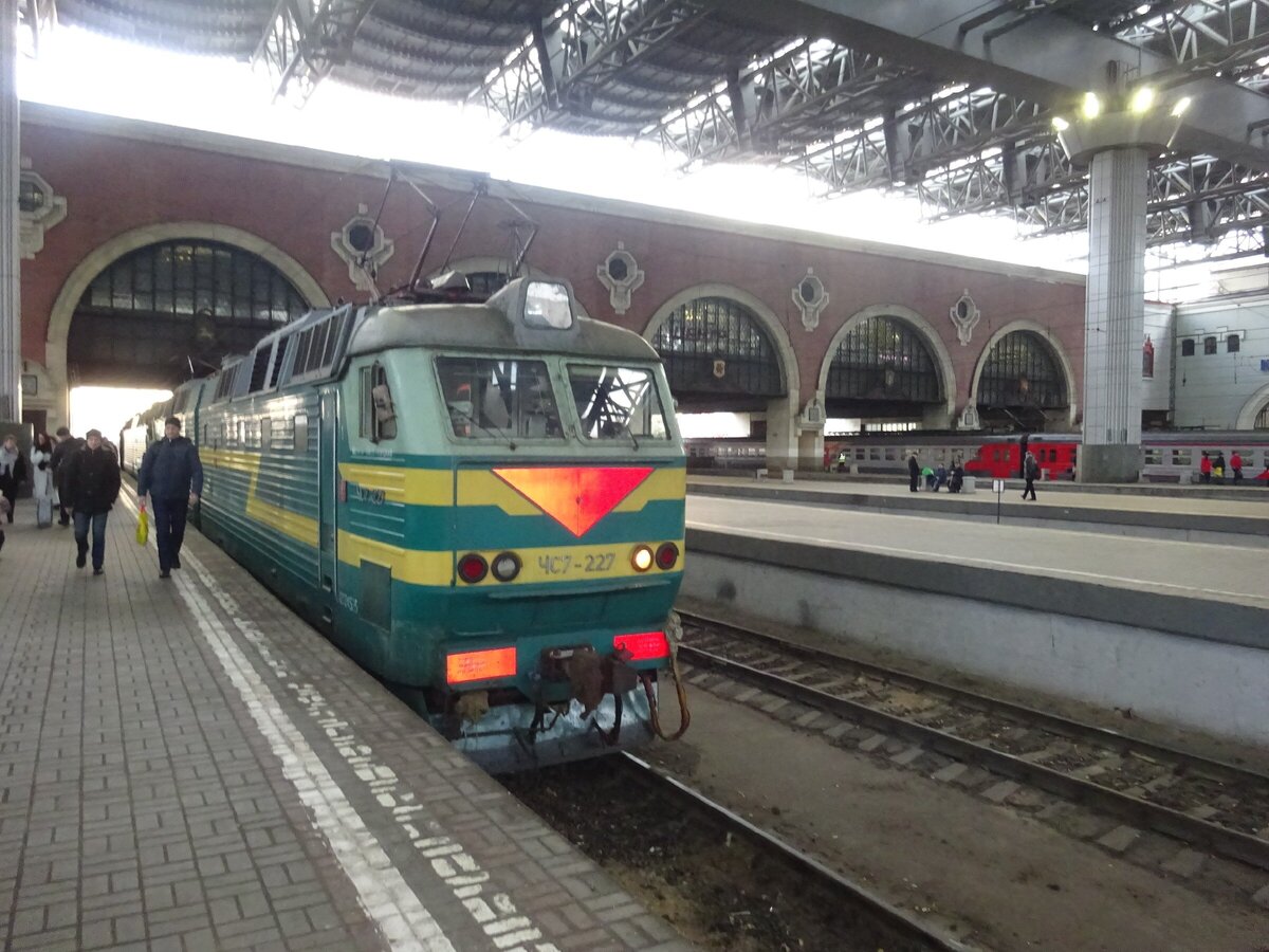 4.11.2017, Москва, Казанский вокзал, ЧС7 еще в зеленой окраске, фото автора