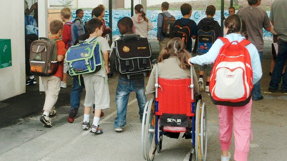 Дети инвалиды инклюзивное образование. Школа для детей с ограниченными возможностями. Дети инвалиды в школе. Инклюзивное образование. Школа для инвалидов.