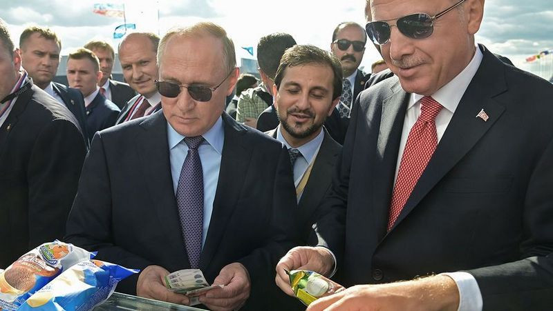 Президент РФ Владимир Путин и президент Турции Реджеп Тайип Эрдоган с мороженым Фото: Сергей Гунеев / РИА Новости